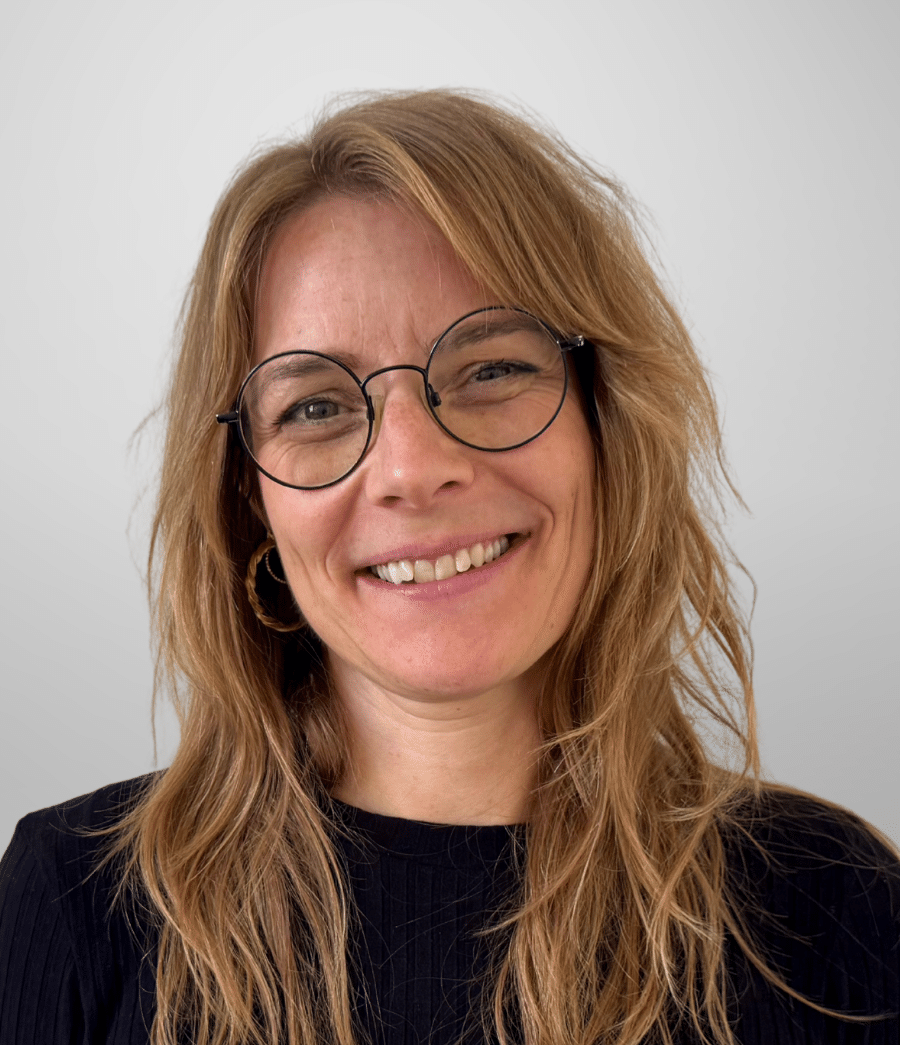 Katja 900x1045 grå baggrund